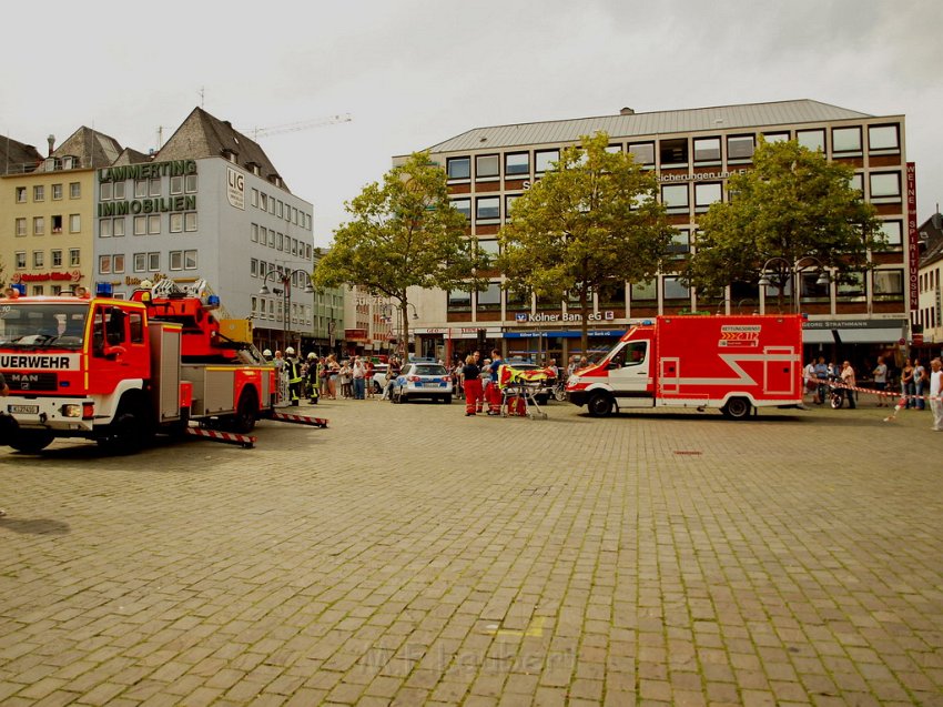2 Denkmalkletterer hielten Feuerwehr und Polizei in Trapp Koeln Heumarkt P038.JPG